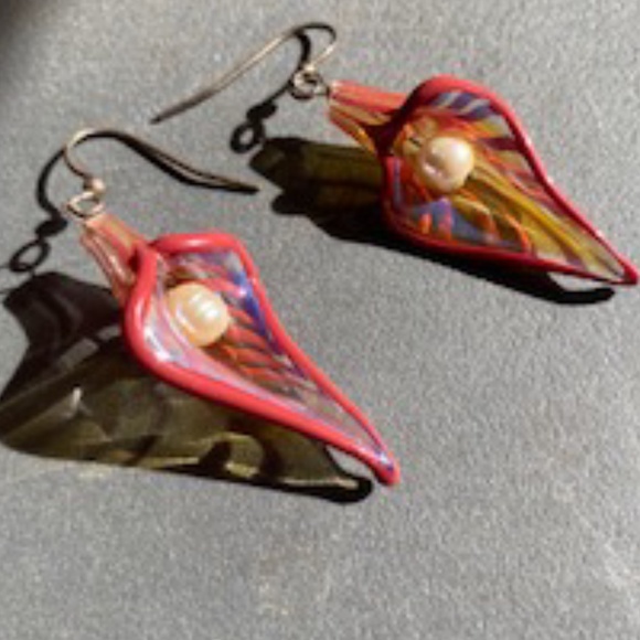 CORAL UNIQUE HANDBLOWN PETAL EARRINGS W/ PEARL - Picture 4 of 4